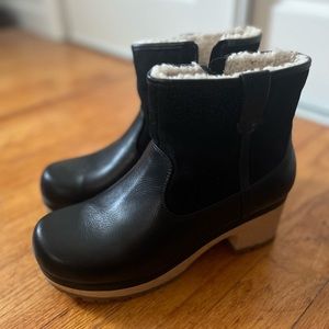 Universal Thread Black boot clog.